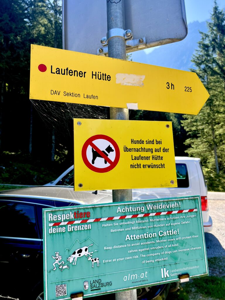 Hunde verboten wird schon am Parkplatz klar kommuniziert